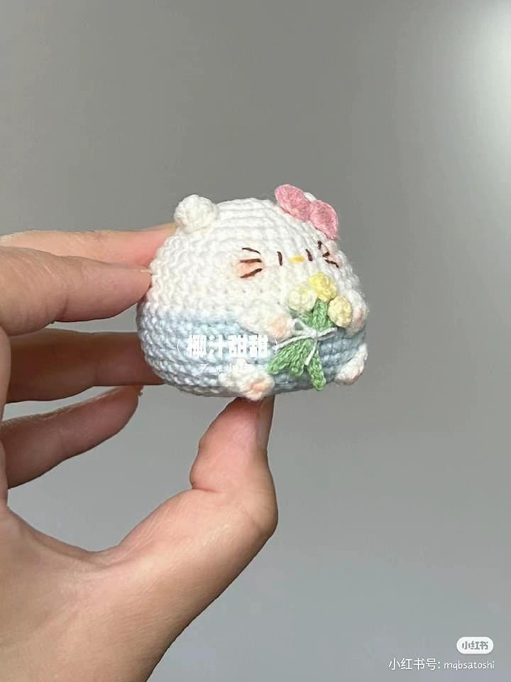 Free Pattern: Chubby Kitty Amigurumi - Cute White Cat with Pink Bow and Flowers