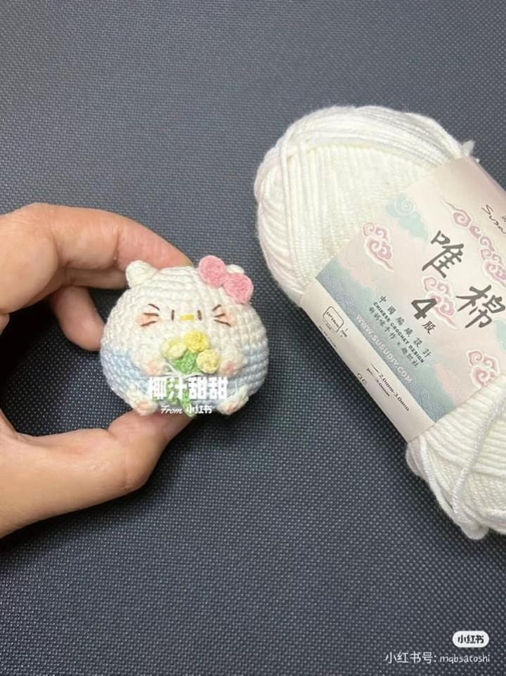 Free Pattern: Chubby Kitty Amigurumi - Cute White Cat with Pink Bow and Flowers