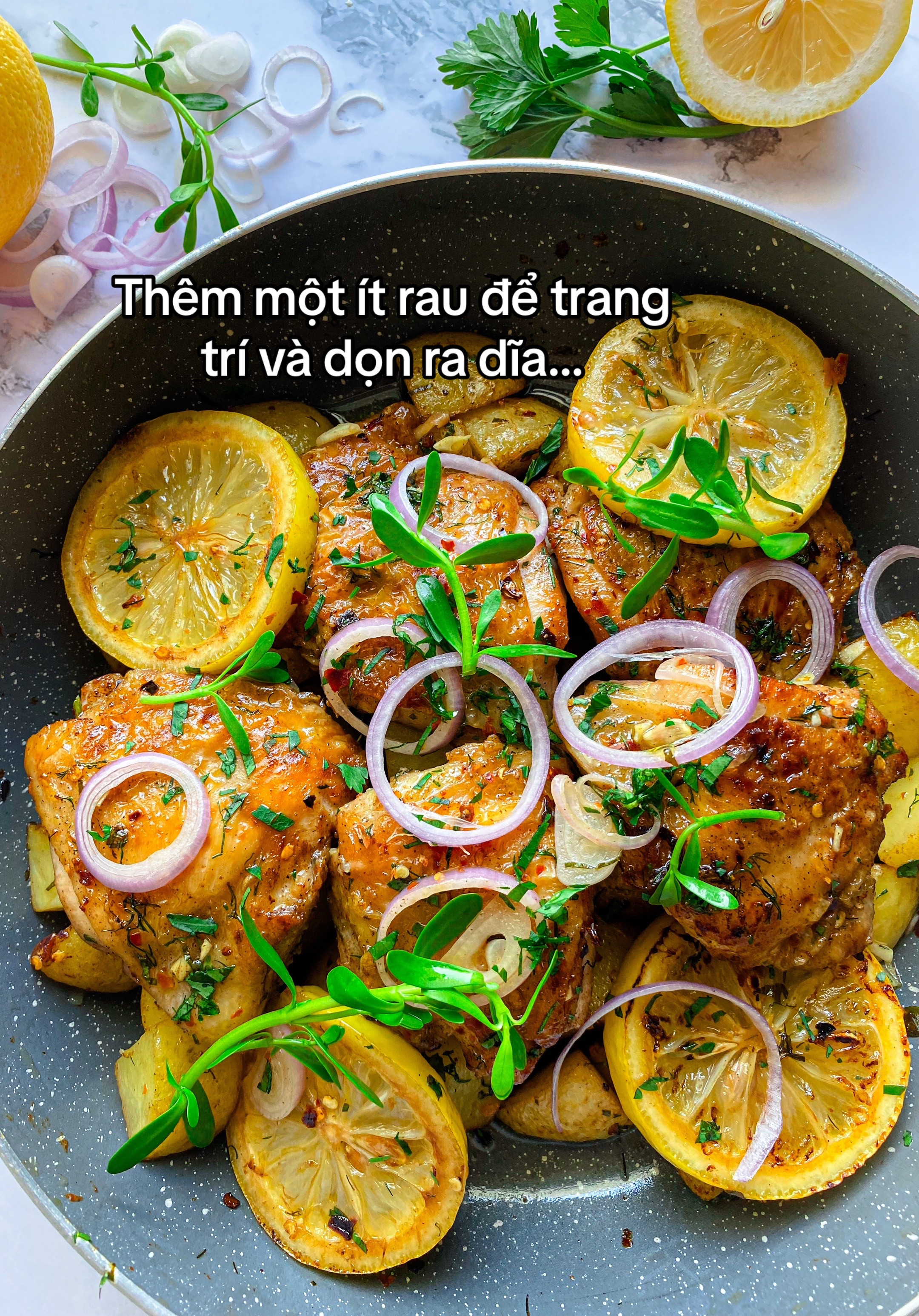 Gà bơ tỏi Hy Lạp ăn kèm khoai tây áp chảo