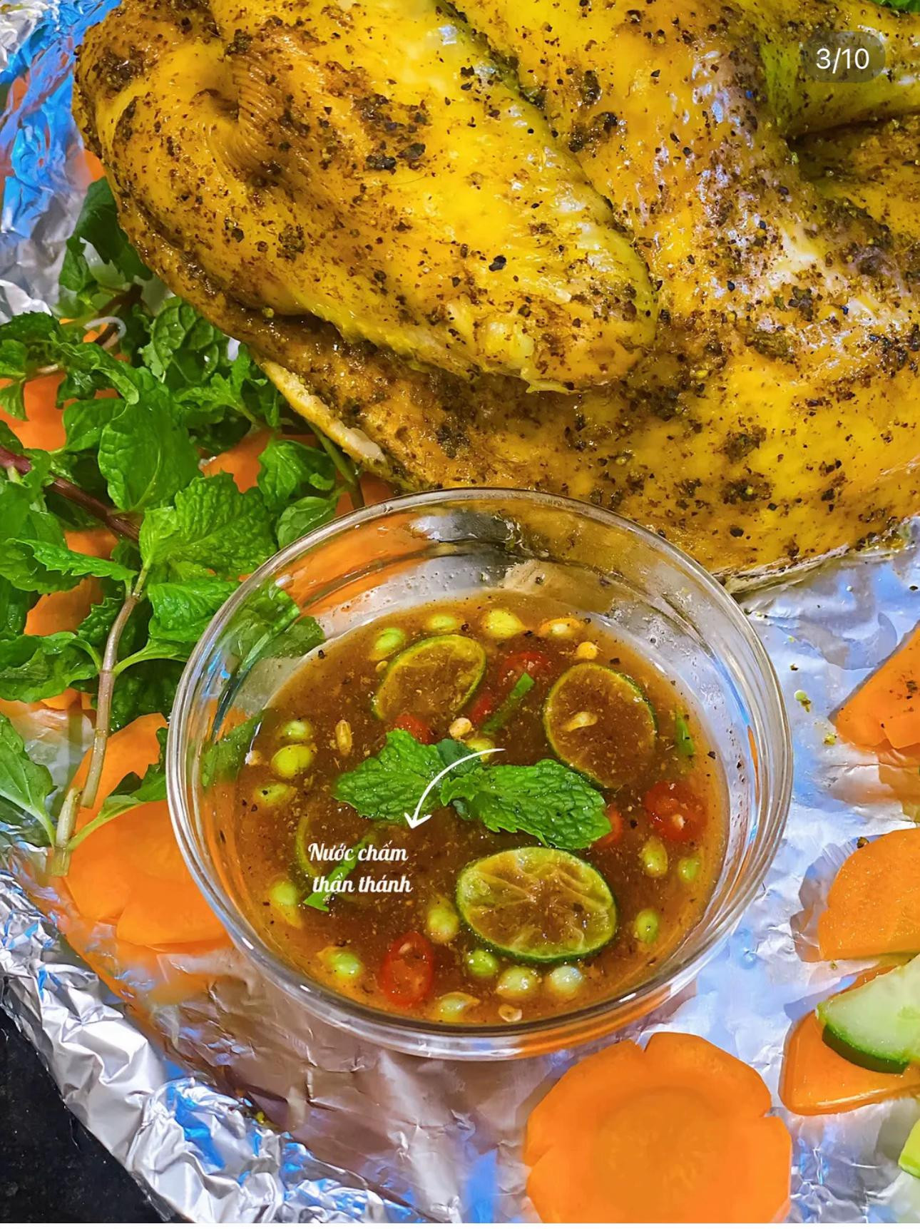 Gà Luộc Không Cần Nước: Cách Làm Gà Hấp Mọng Nước Với Muối Và Gia Vị