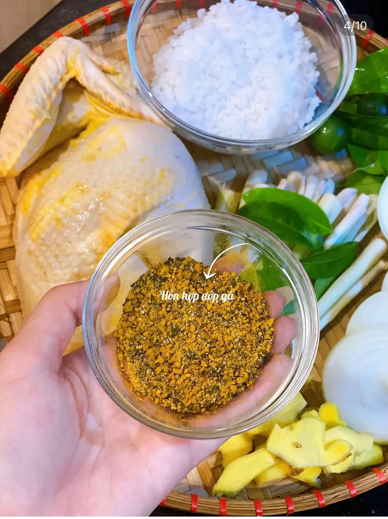 Gà Luộc Không Cần Nước: Cách Làm Gà Hấp Mọng Nước Với Muối Và Gia Vị