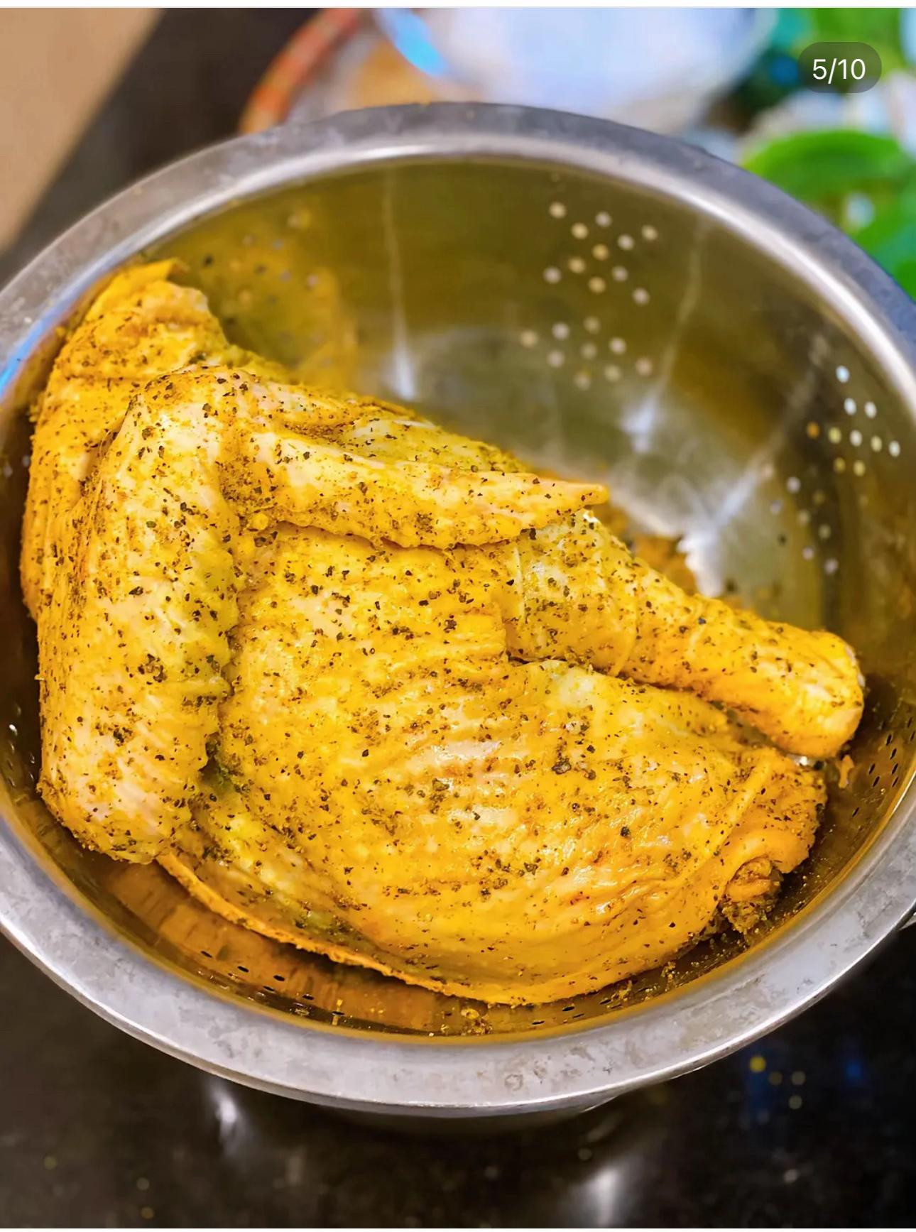 Gà Luộc Không Cần Nước: Cách Làm Gà Hấp Mọng Nước Với Muối Và Gia Vị