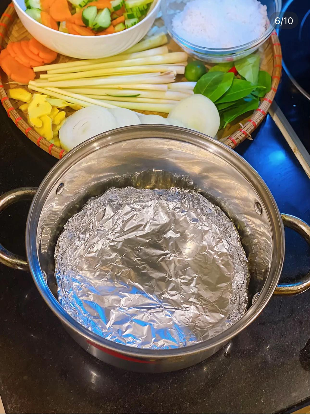 Gà Luộc Không Cần Nước: Cách Làm Gà Hấp Mọng Nước Với Muối Và Gia Vị