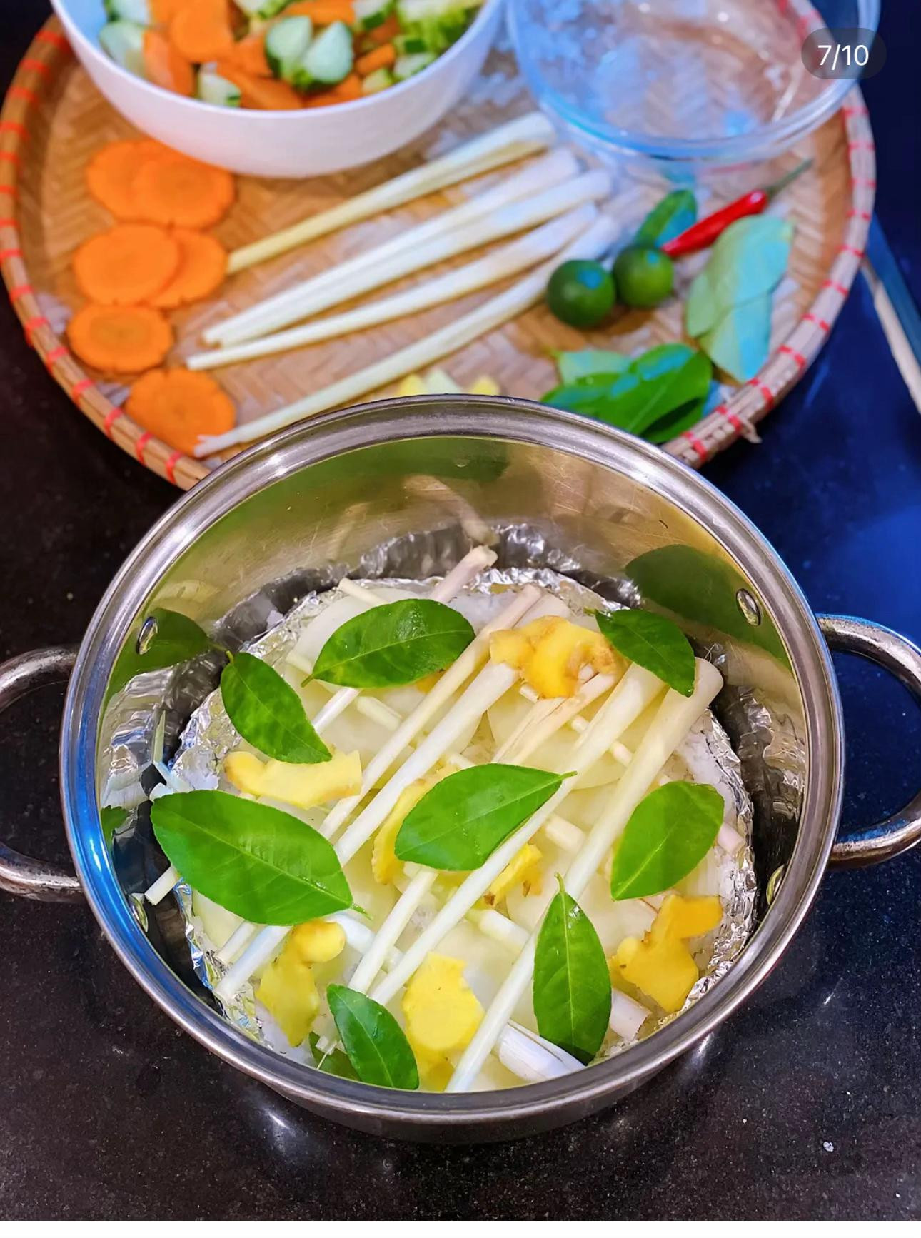 Gà Luộc Không Cần Nước: Cách Làm Gà Hấp Mọng Nước Với Muối Và Gia Vị