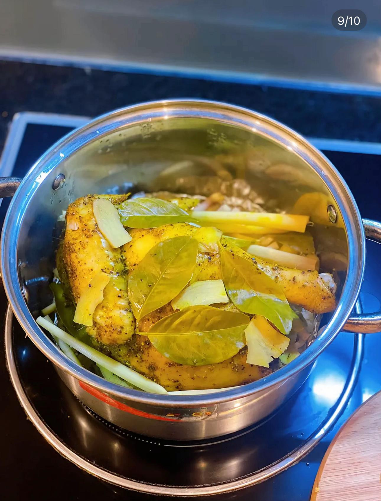 Gà Luộc Không Cần Nước: Cách Làm Gà Hấp Mọng Nước Với Muối Và Gia Vị