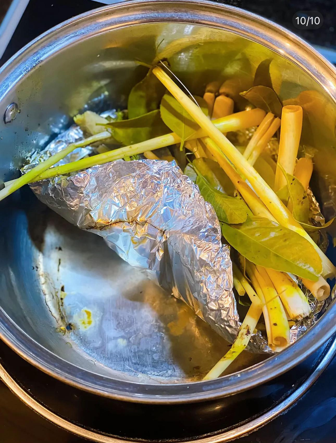 Gà Luộc Không Cần Nước: Cách Làm Gà Hấp Mọng Nước Với Muối Và Gia Vị