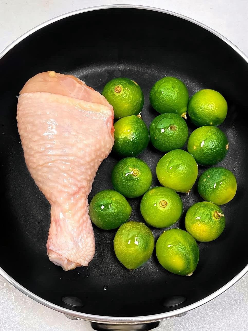 Gà sốt chanh: Cách làm món ngon gà luộc xé trộn với nước sốt chua cay, tỏi ớt và quất