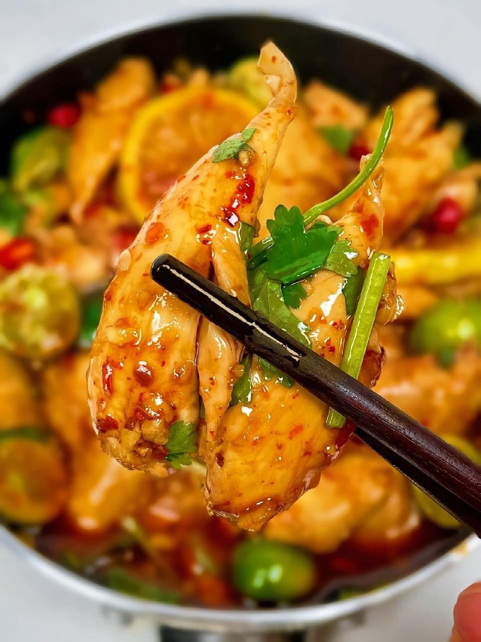 Gà sốt chanh: Cách làm món ngon gà luộc xé trộn với nước sốt chua cay, tỏi ớt và quất