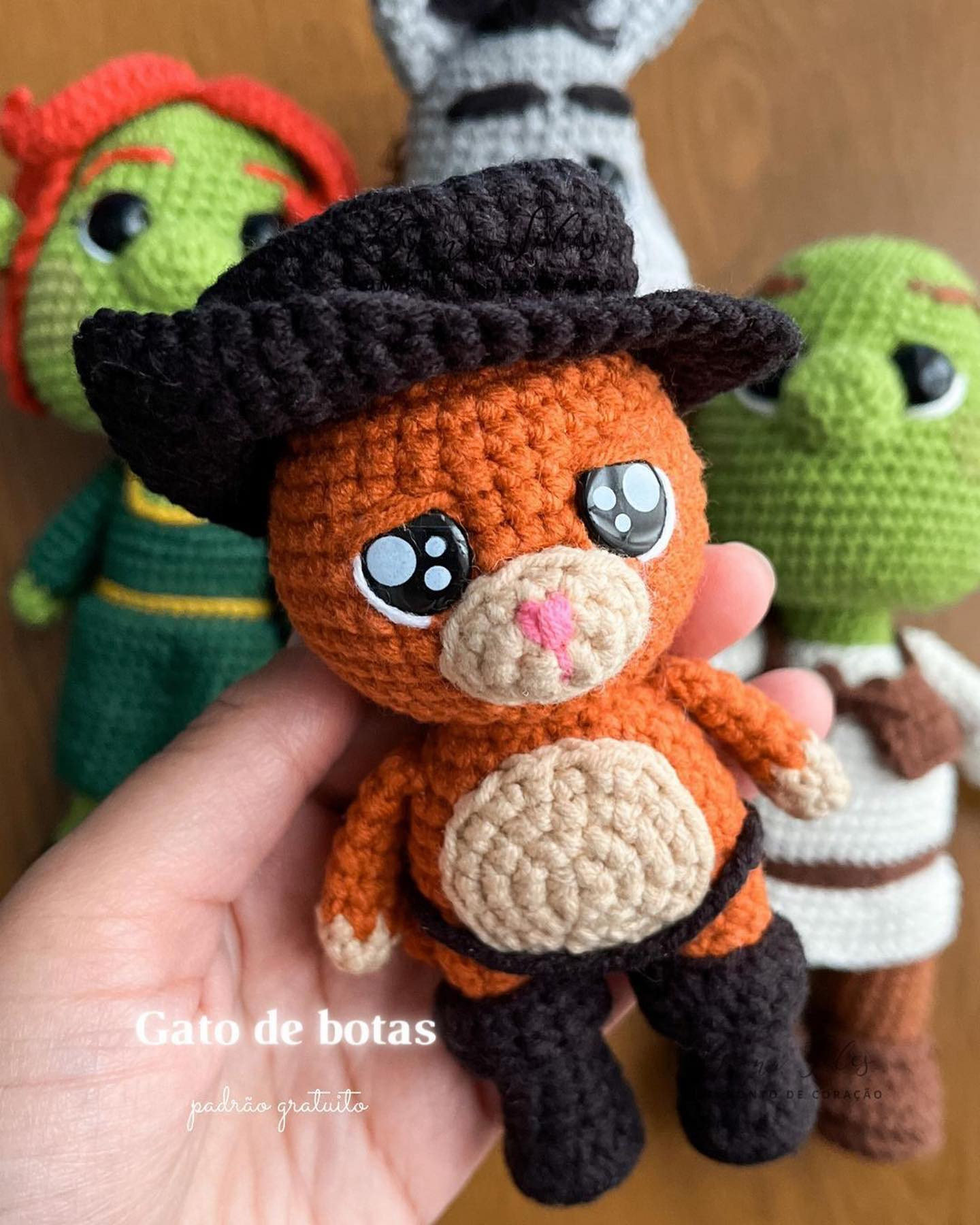 Gato de botas padrão gratuito amigurumi