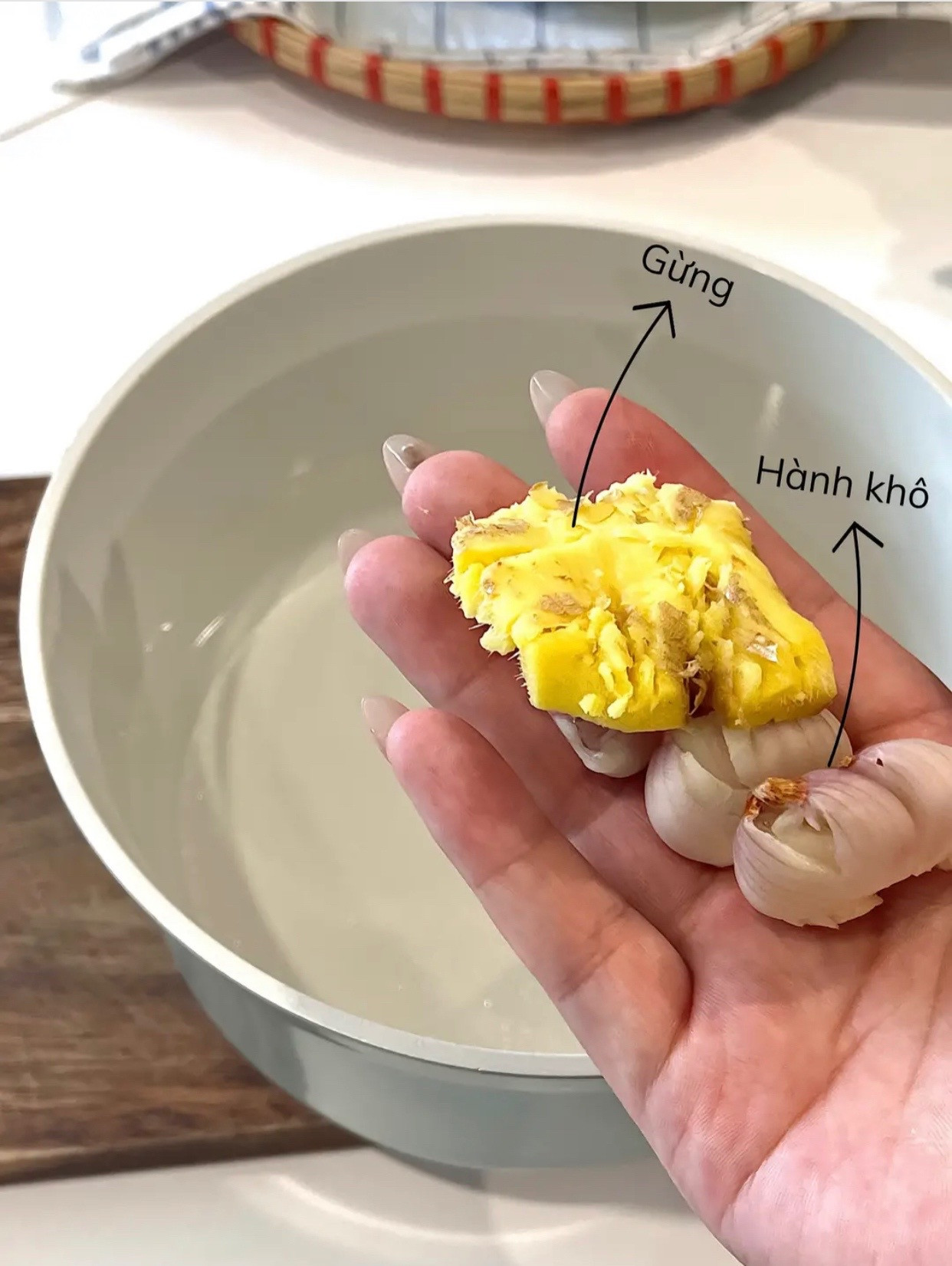 Gỏi cuốn healthy tại gia với thịt heo luộc, rau củ tươi và trứng rán giòn