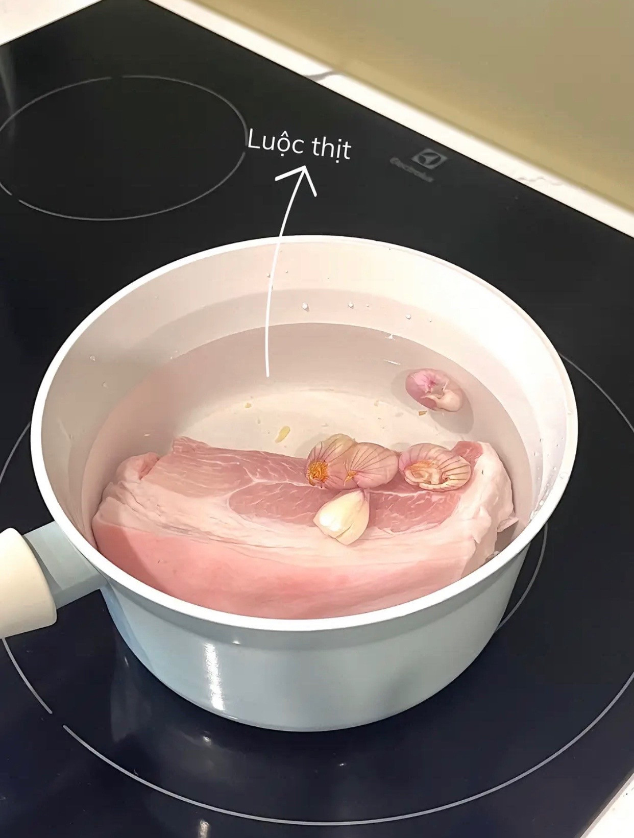 Gỏi cuốn healthy tại gia với thịt heo luộc, rau củ tươi và trứng rán giòn