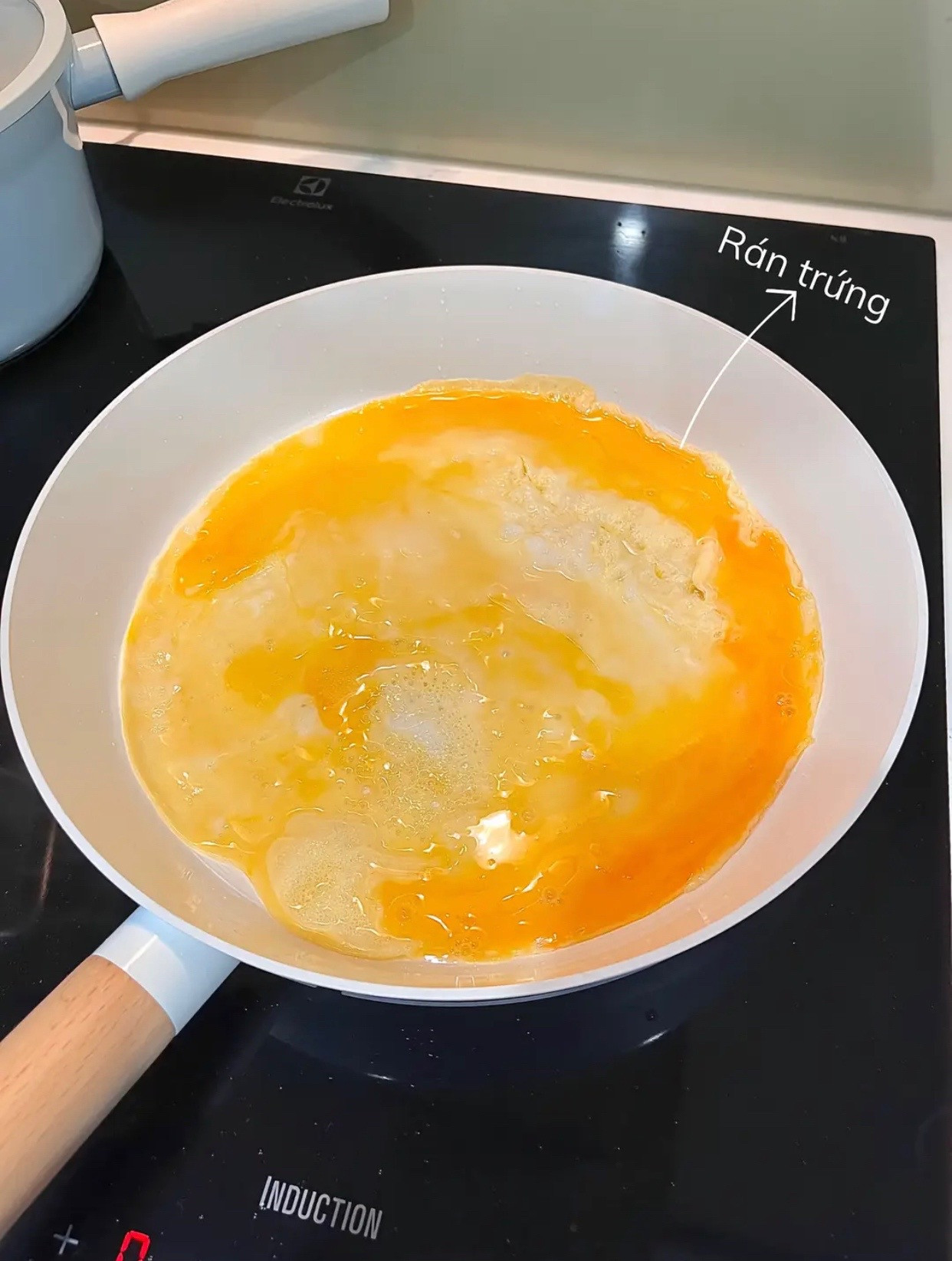 Gỏi cuốn healthy tại gia với thịt heo luộc, rau củ tươi và trứng rán giòn