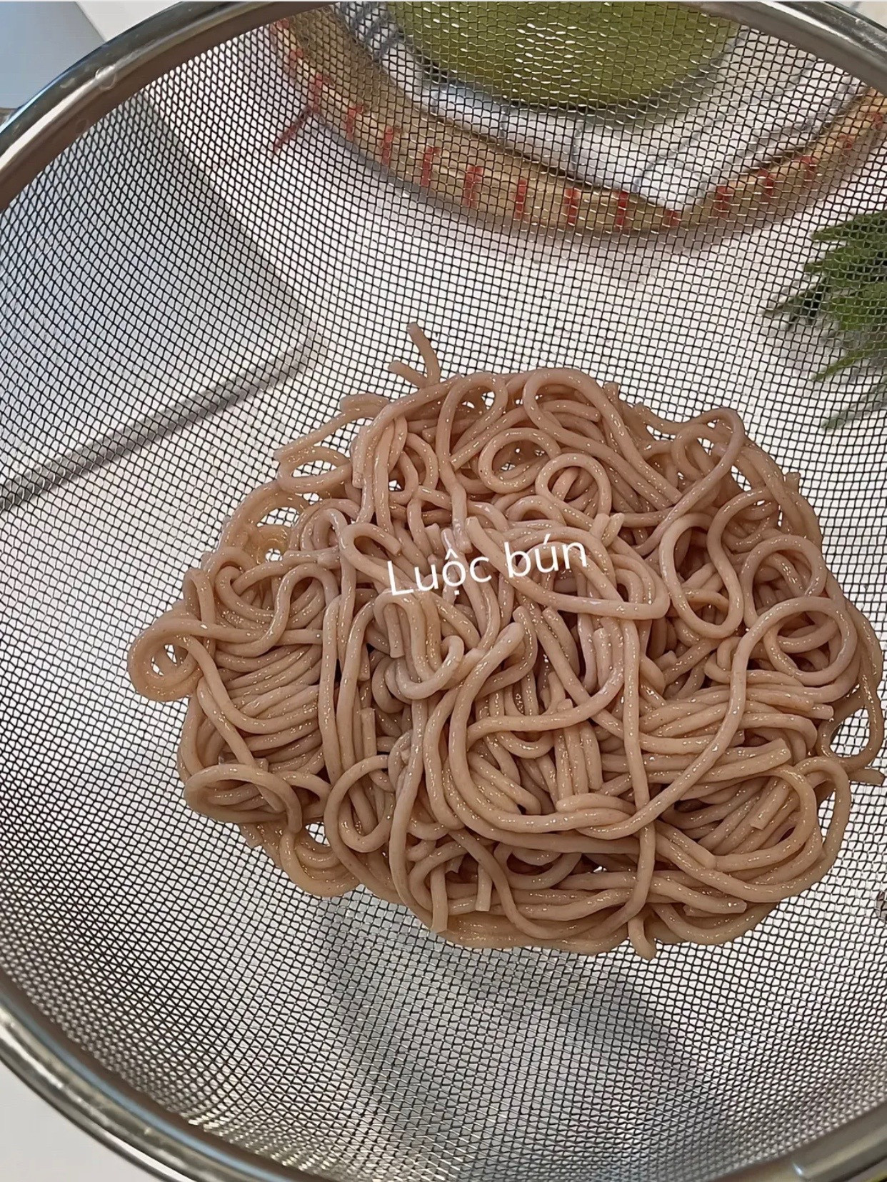 Gỏi cuốn healthy tại gia với thịt heo luộc, rau củ tươi và trứng rán giòn