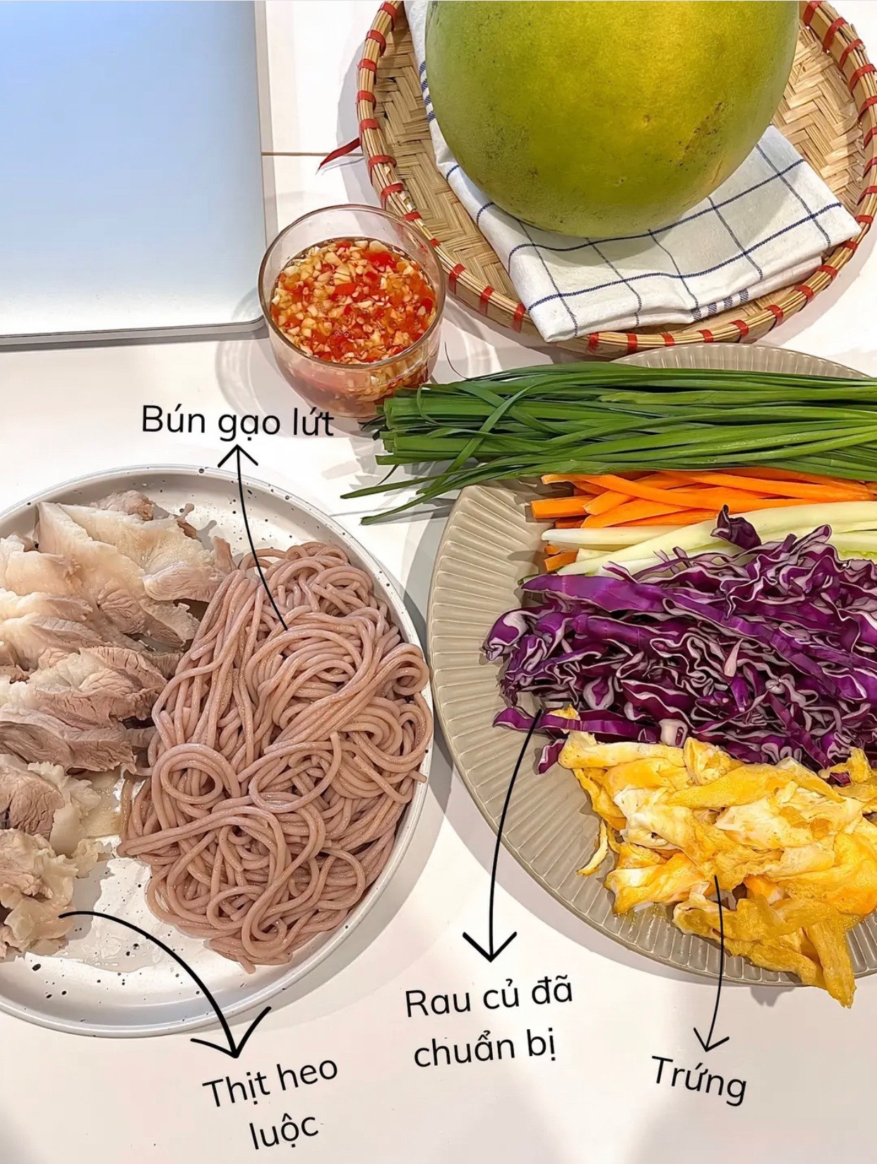 Gỏi cuốn healthy tại gia với thịt heo luộc, rau củ tươi và trứng rán giòn