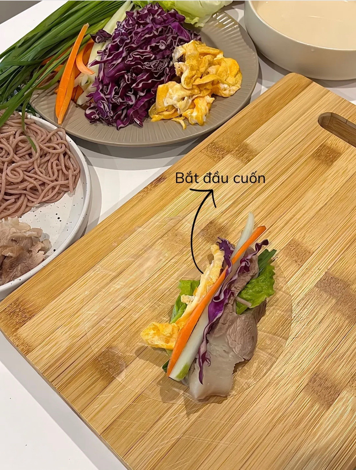 Gỏi cuốn healthy tại gia với thịt heo luộc, rau củ tươi và trứng rán giòn