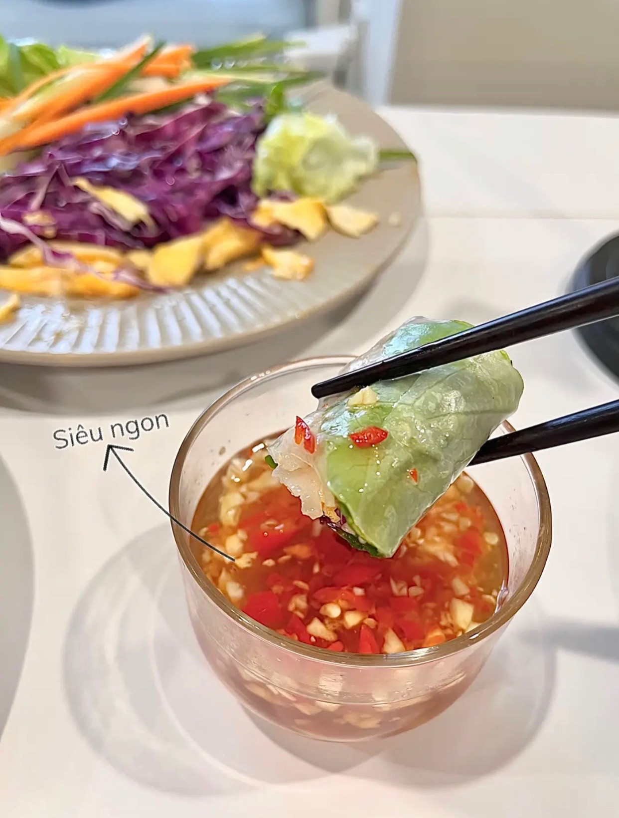 Gỏi cuốn healthy tại gia với thịt heo luộc, rau củ tươi và trứng rán giòn