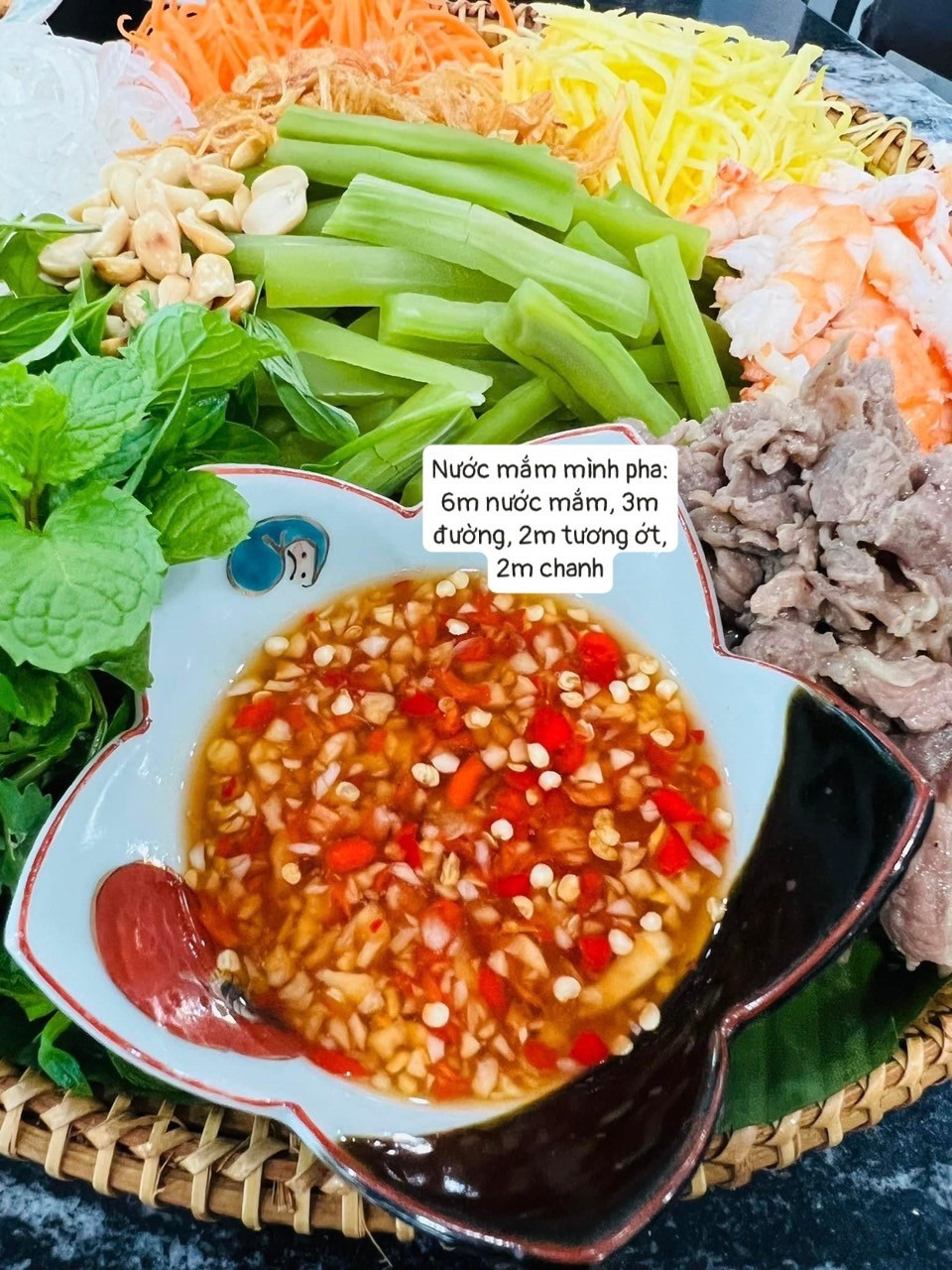 Gỏi rau tiến vua trộn tôm thịt, bò xào và cơm tôm cháy hành phi