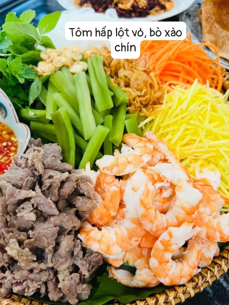 Gỏi rau tiến vua trộn tôm thịt, bò xào và cơm tôm cháy hành phi