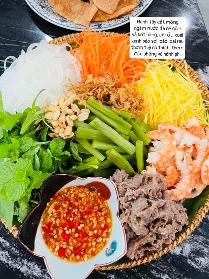 Gỏi rau tiến vua trộn tôm thịt, bò xào và cơm tôm cháy hành phi