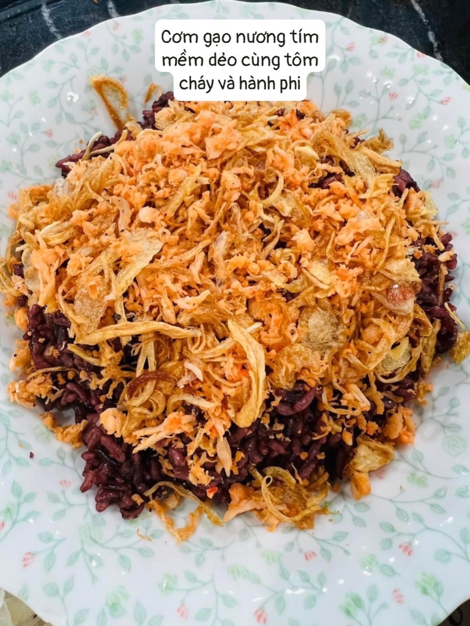 Gỏi rau tiến vua trộn tôm thịt, bò xào và cơm tôm cháy hành phi