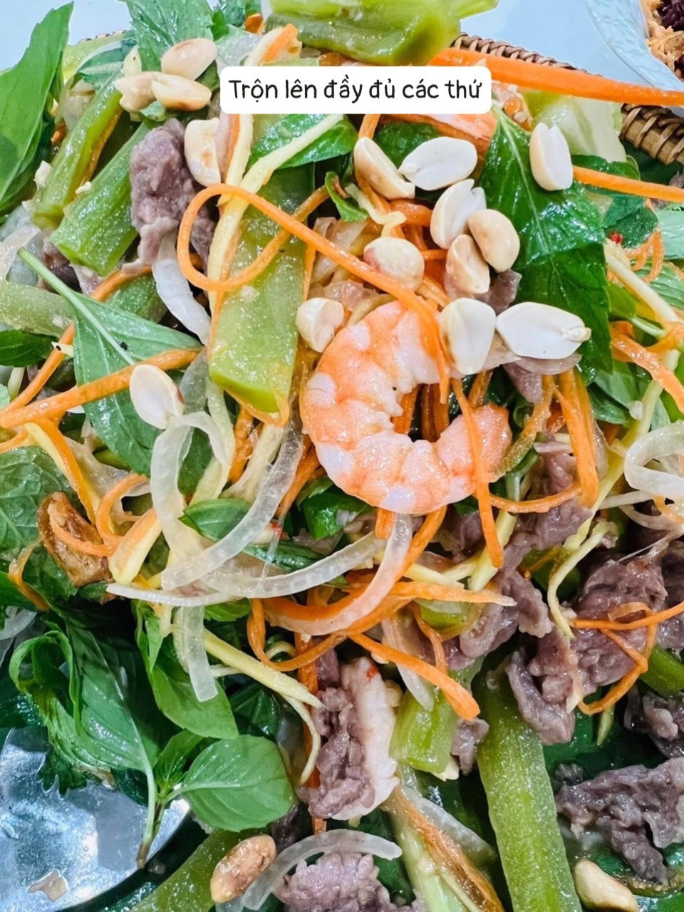 Gỏi rau tiến vua trộn tôm thịt, bò xào và cơm tôm cháy hành phi