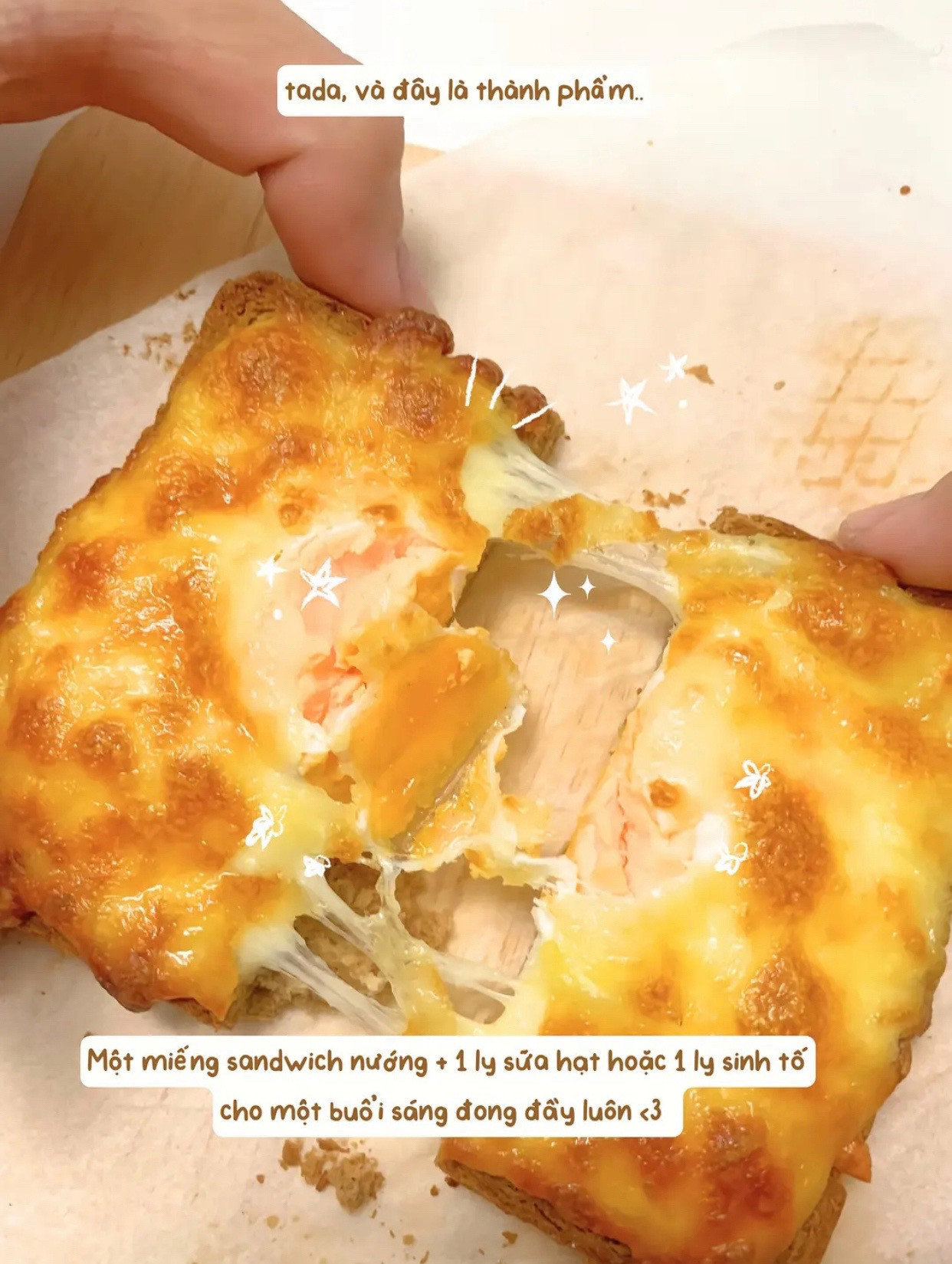 Gợi ý ăn sáng nhanh mà vẫn healthy chỉ với 3 nguyên liệu: Bánh mì ngũ cốc yến mạch, trứng và phô mai mozzarella nướng giòn