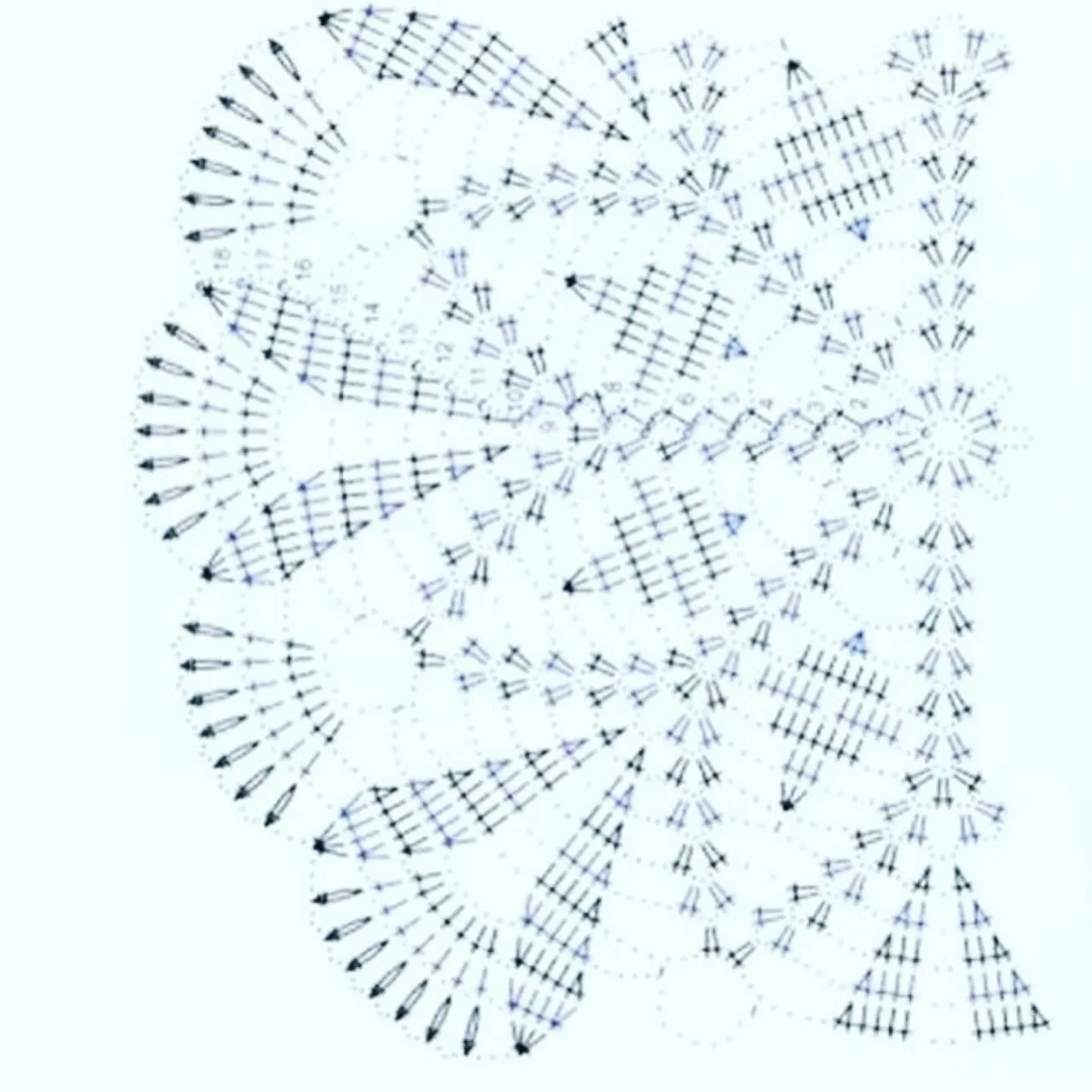 Gợi ý đồ trang trí handmade: Bộ mẫu móc len (crochet chart) khăn trải bàn hình tròn tinh xảo với các màu xanh dương, trắng và kem