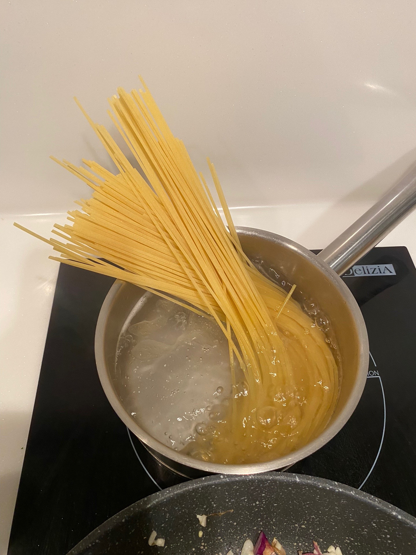 Gordon Ramsay's 10 minutes shrimp scampi pasta recipe with cherry tomatoes and parmesan cheese