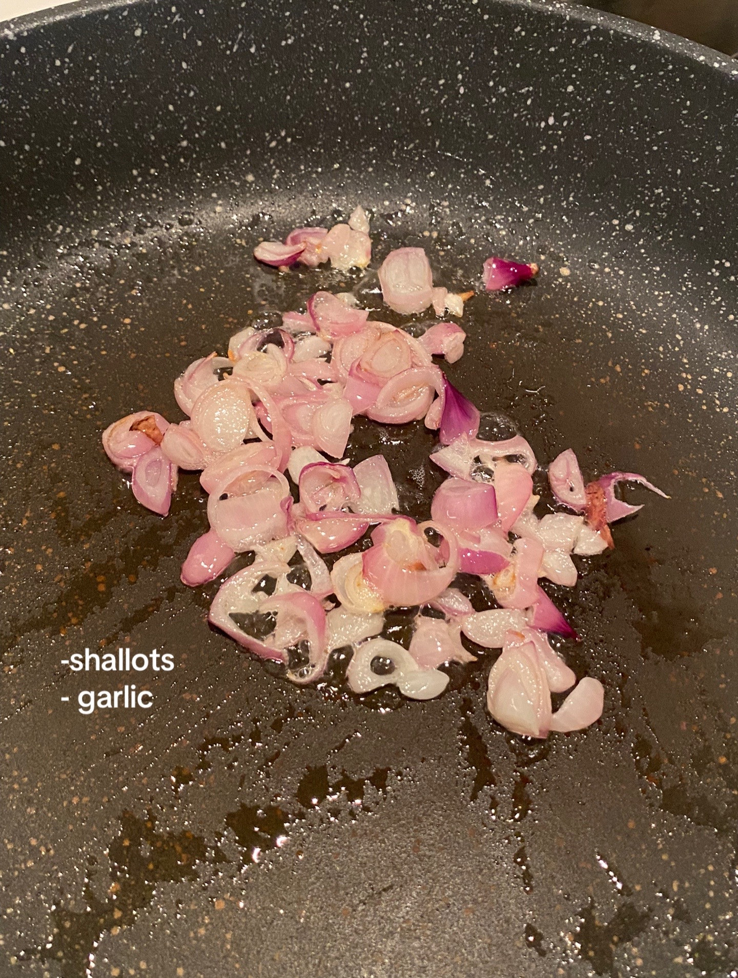 Gordon Ramsay's 10 minutes shrimp scampi pasta recipe with cherry tomatoes and parmesan cheese