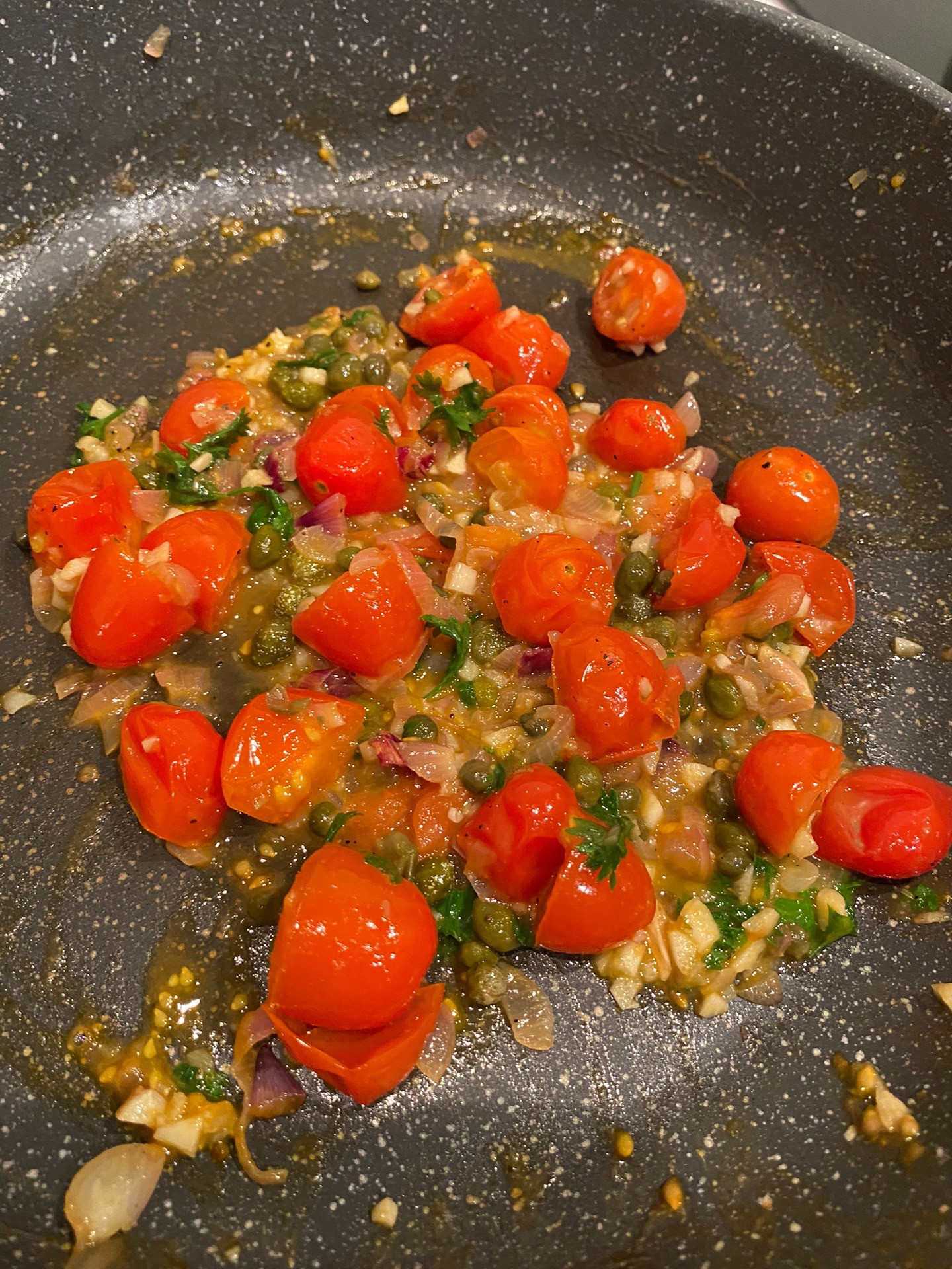 Gordon Ramsay's 10 minutes shrimp scampi pasta recipe with cherry tomatoes and parmesan cheese