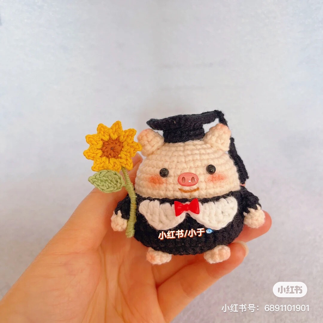 Graduation Pig Amigurumi Crochet Pattern with Sunflower