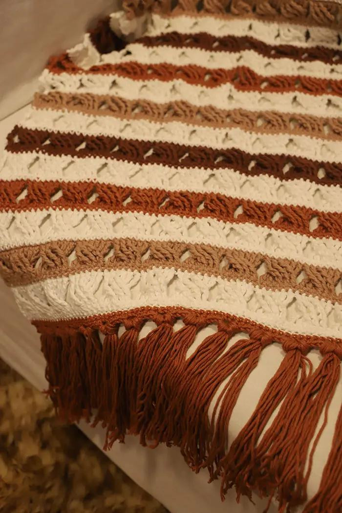 Gráfico de Manta Crochê com Listras e Franjas em Tons Terrosos