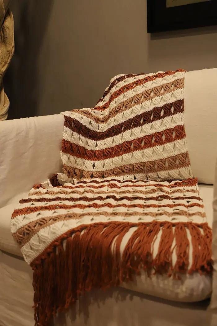 Gráfico de Manta Crochê com Listras e Franjas em Tons Terrosos