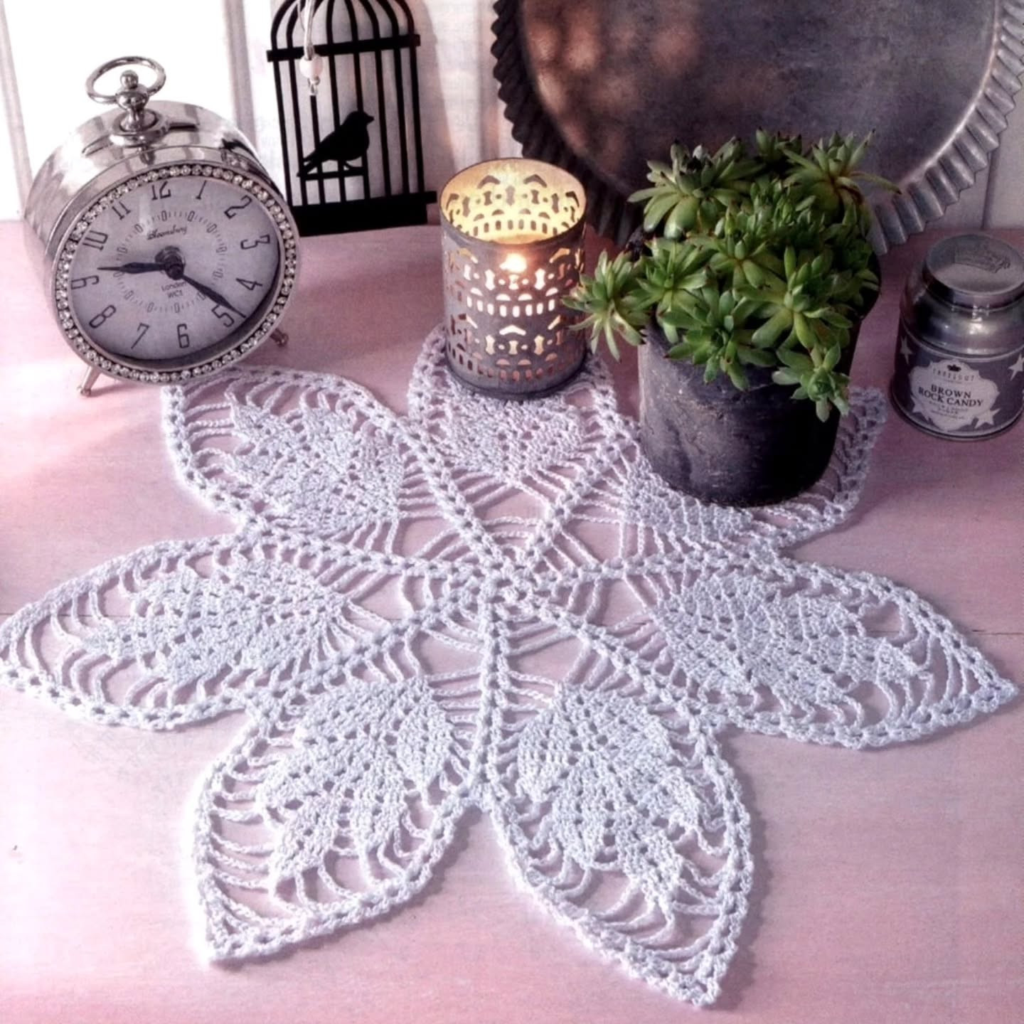 Häkelanleitung für eine weiße blumenförmige Tischdecke mit detaillierter Häkelschrift und Zeichenerklärung