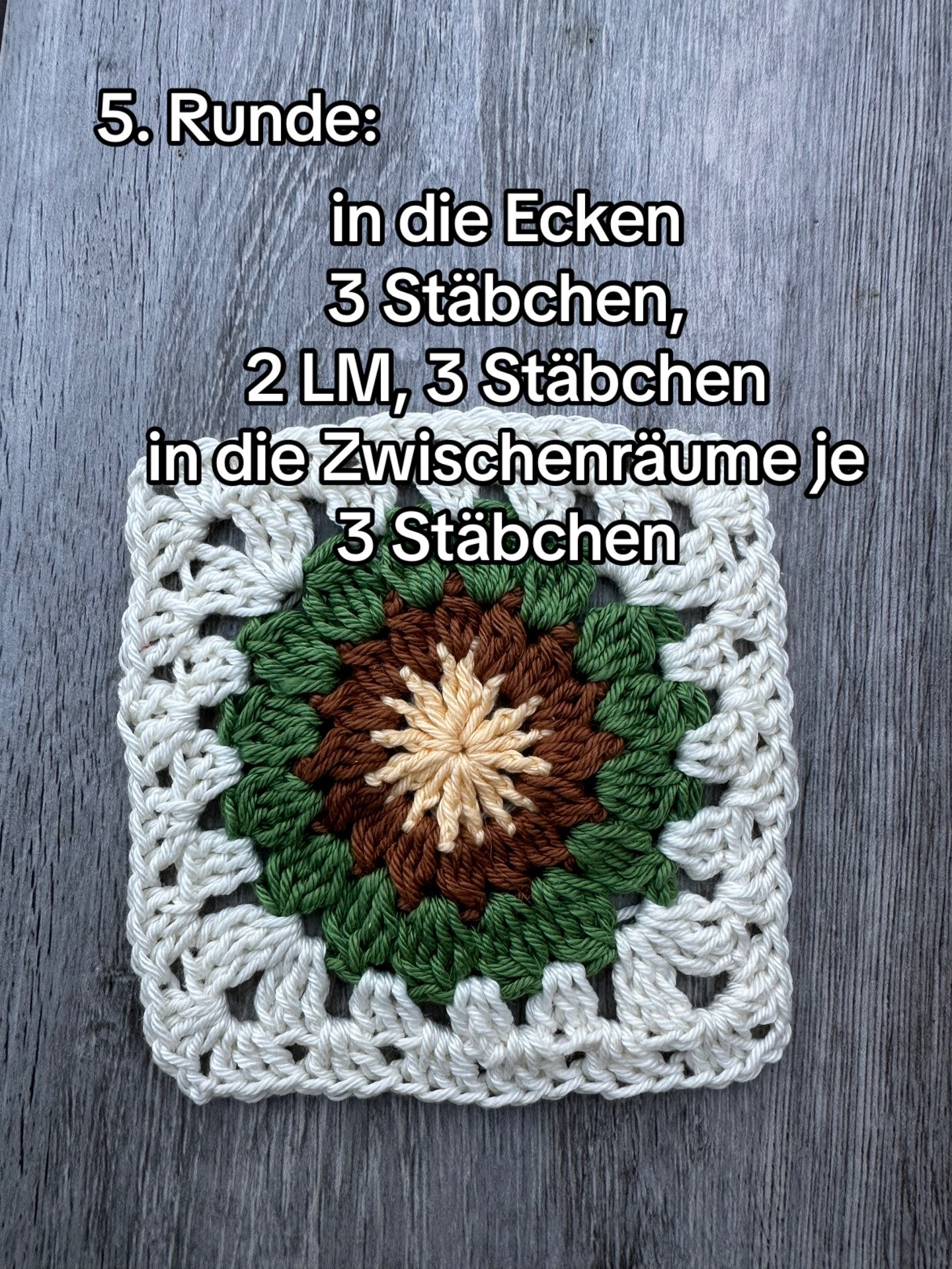Häkelanleitung für Grannysquare: Schritt-für-Schritt Anleitung mit Mustern in Grün, Braun und Creme