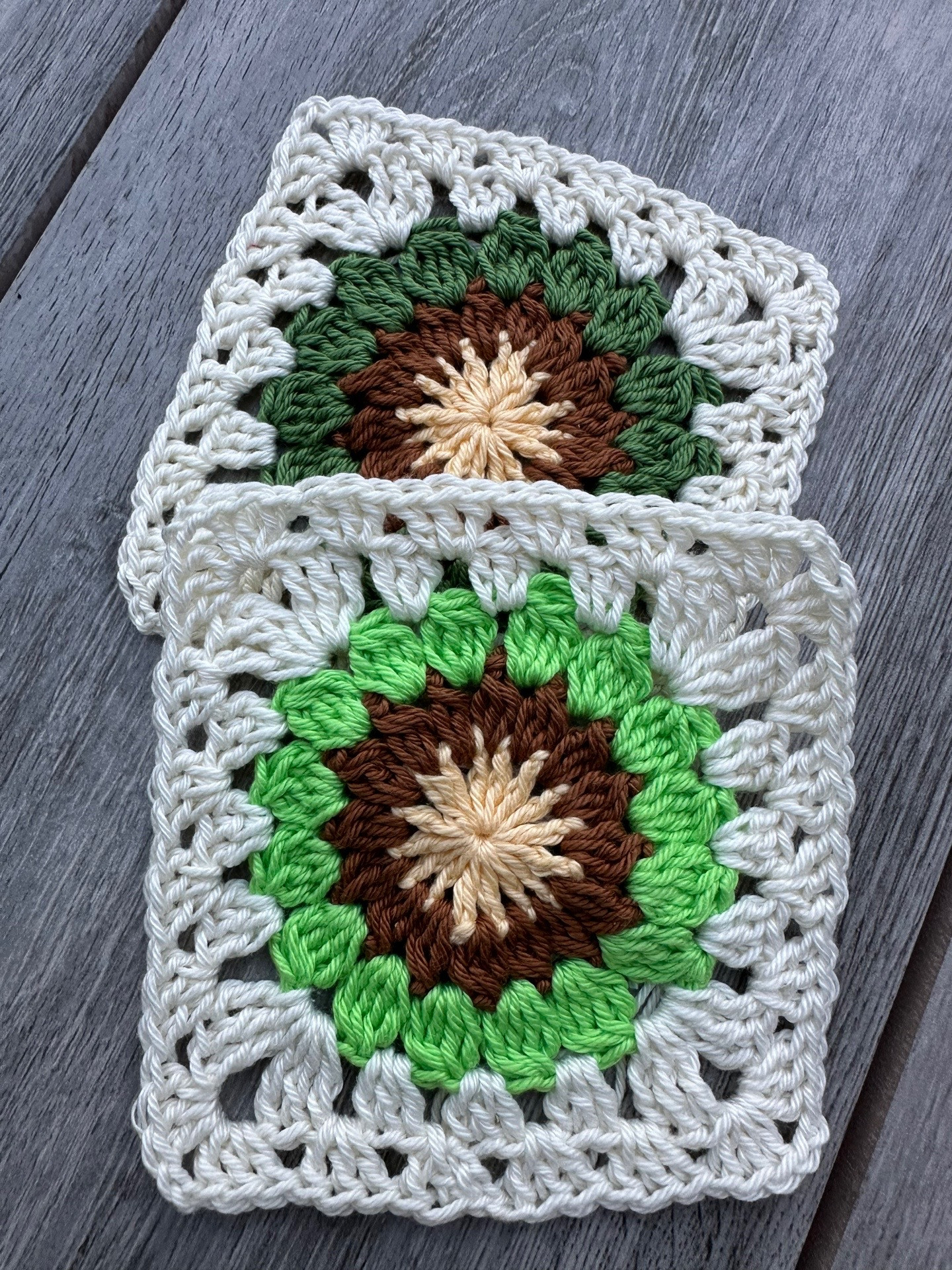 Häkelanleitung für Grannysquare: Schritt-für-Schritt Anleitung mit Mustern in Grün, Braun und Creme