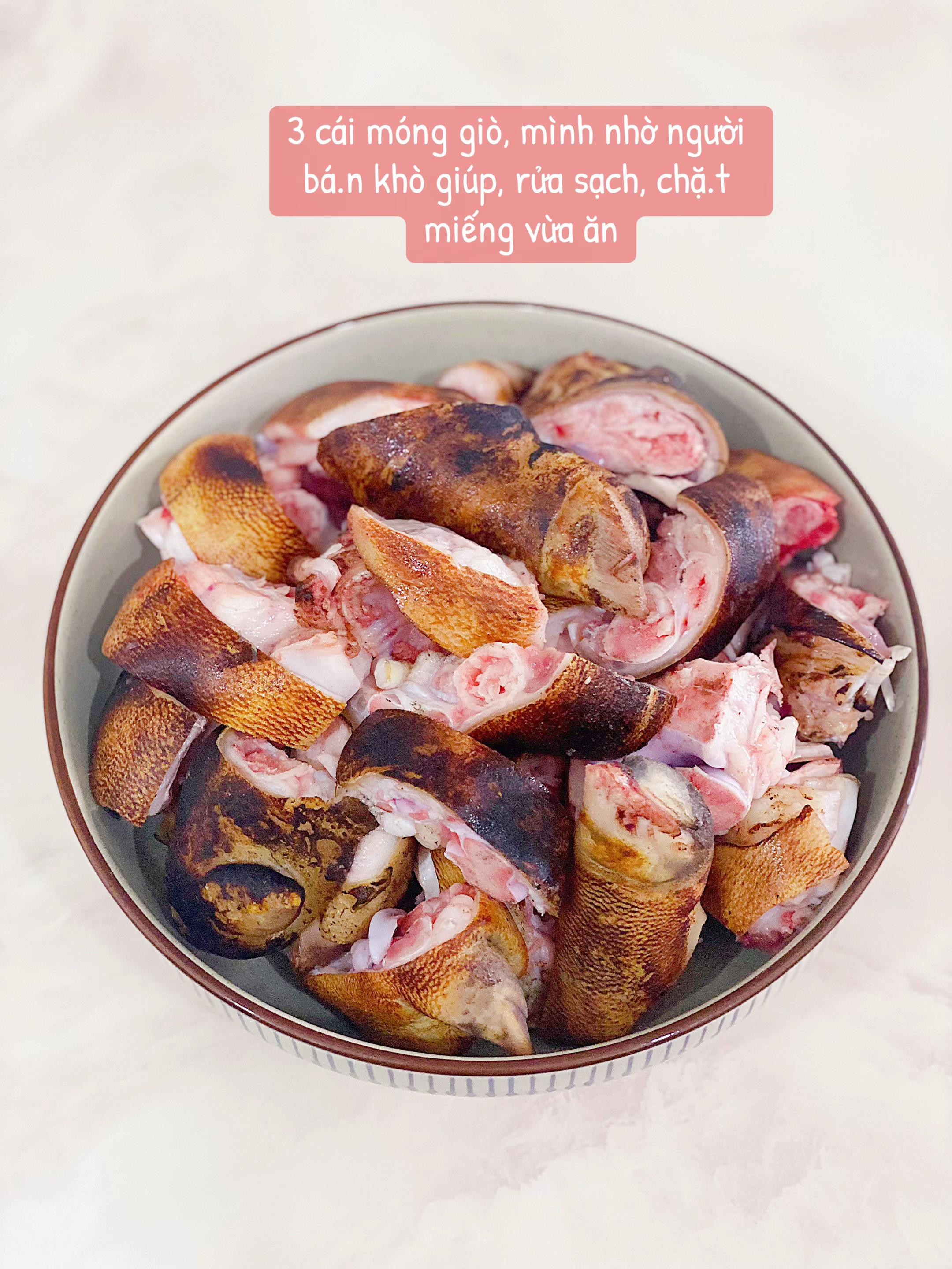 Hầm móng giò với mắm tôm, nghệ và riềng