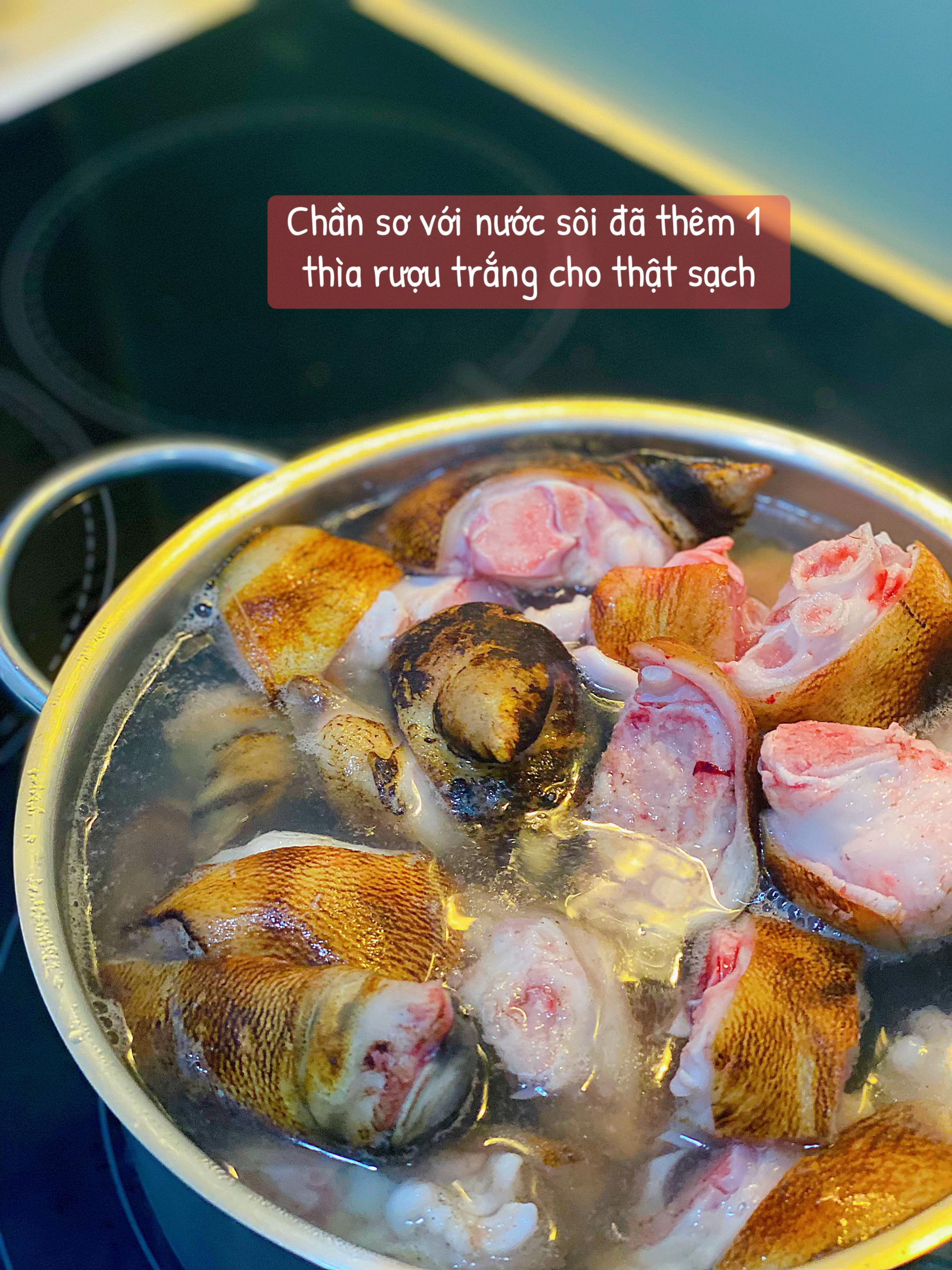 Hầm móng giò với mắm tôm, nghệ và riềng