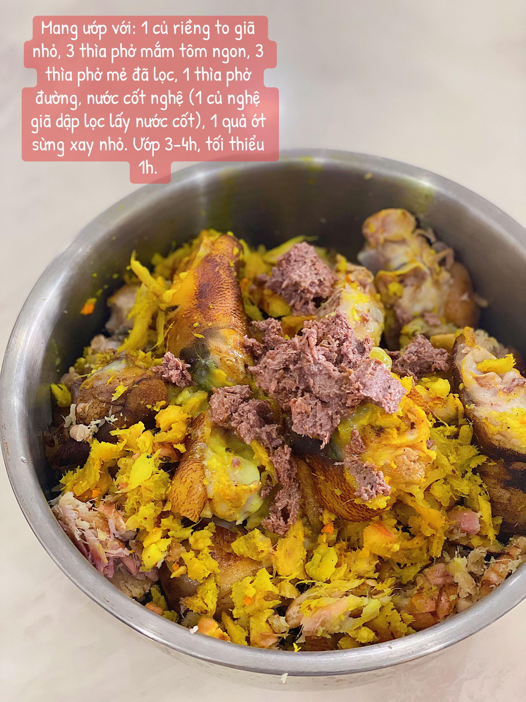 Hầm móng giò với mắm tôm, nghệ và riềng