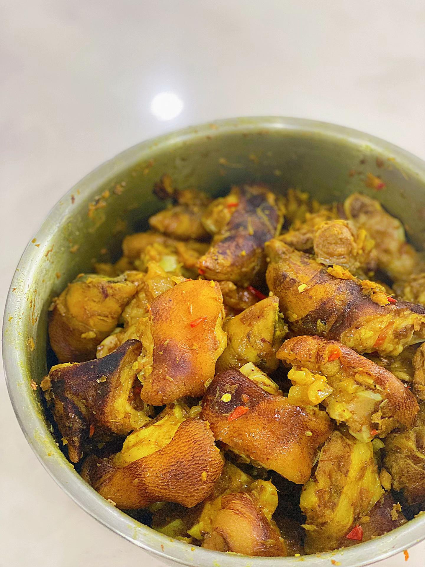 Hầm móng giò với mắm tôm, nghệ và riềng