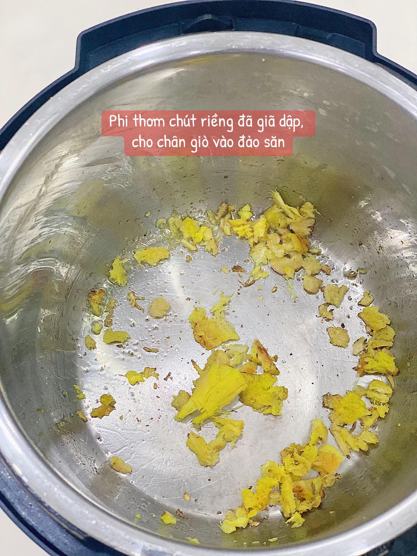 Hầm móng giò với mắm tôm, nghệ và riềng