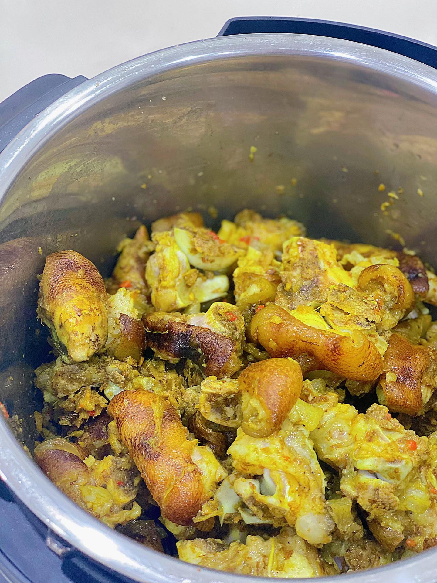 Hầm móng giò với mắm tôm, nghệ và riềng