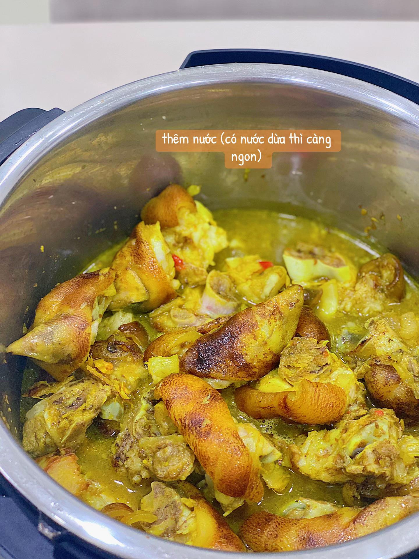 Hầm móng giò với mắm tôm, nghệ và riềng