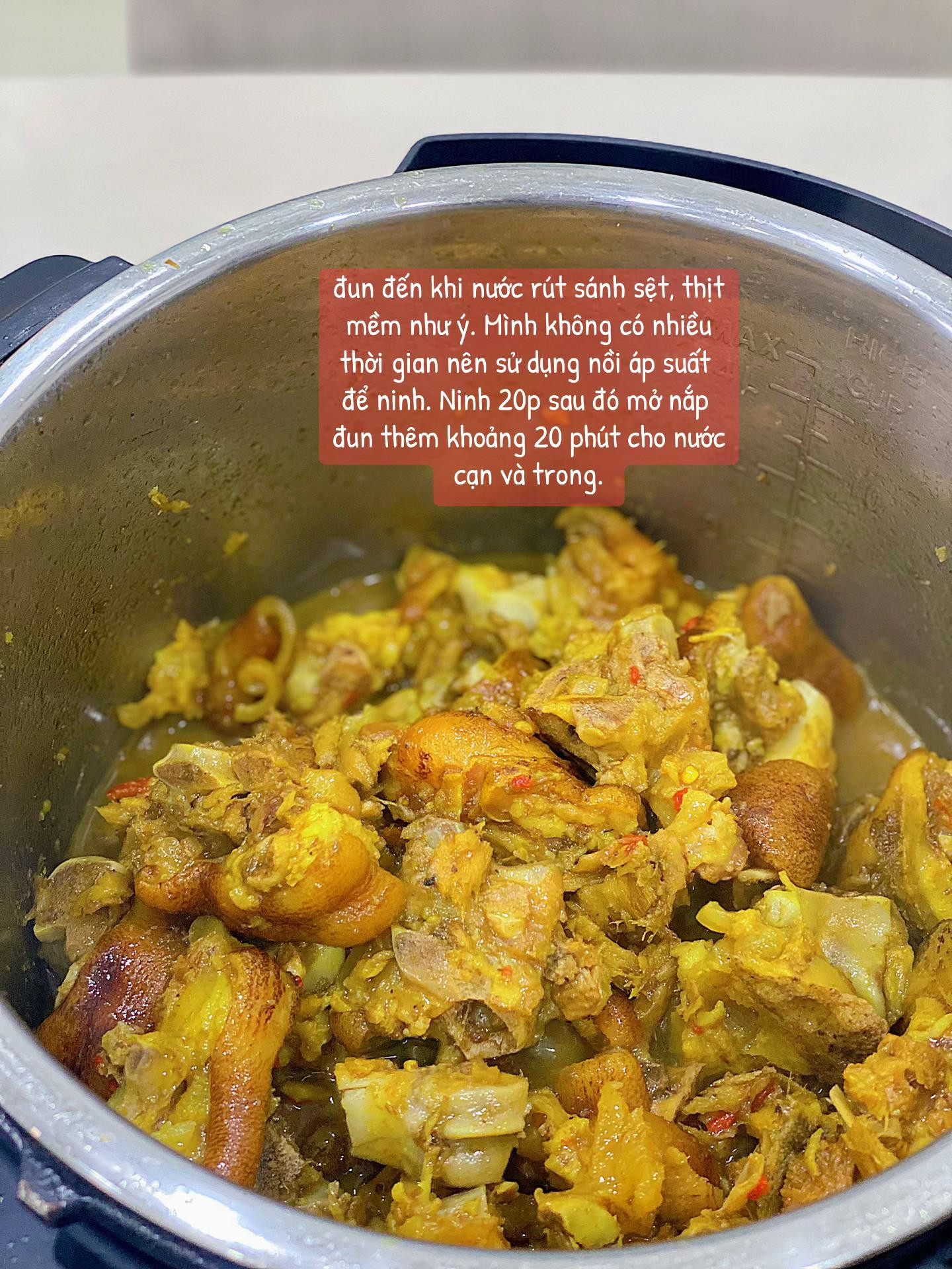 Hầm móng giò với mắm tôm, nghệ và riềng