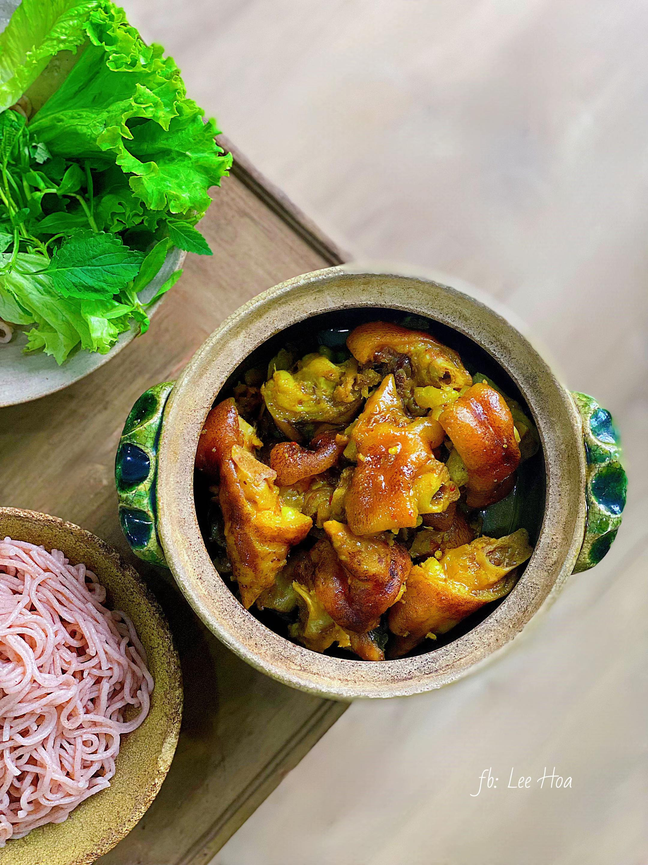 Hầm móng giò với mắm tôm, nghệ và riềng