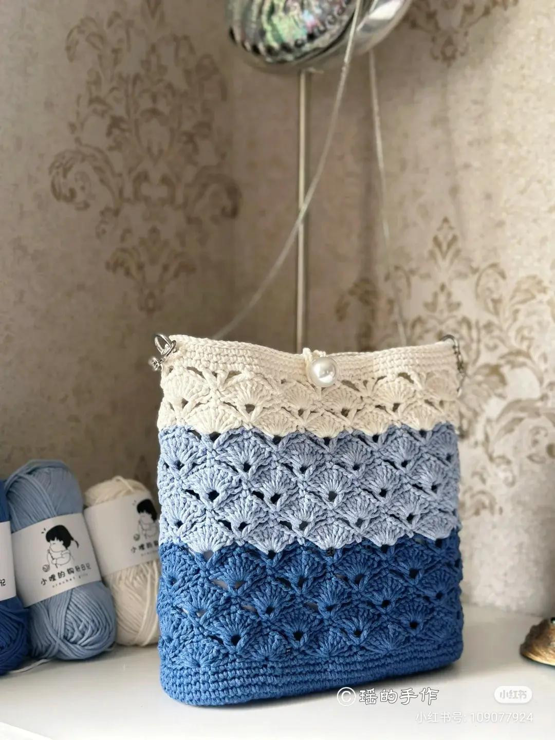 Handmade Crochet Tote Bag with Two-Tone Date Stitch Pattern and Chart