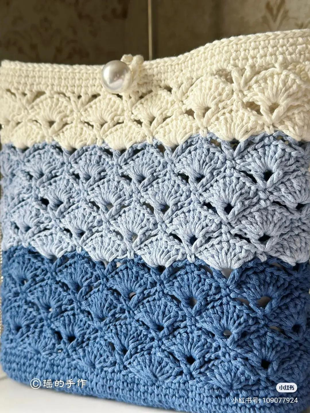 Handmade Crochet Tote Bag with Two-Tone Date Stitch Pattern and Chart