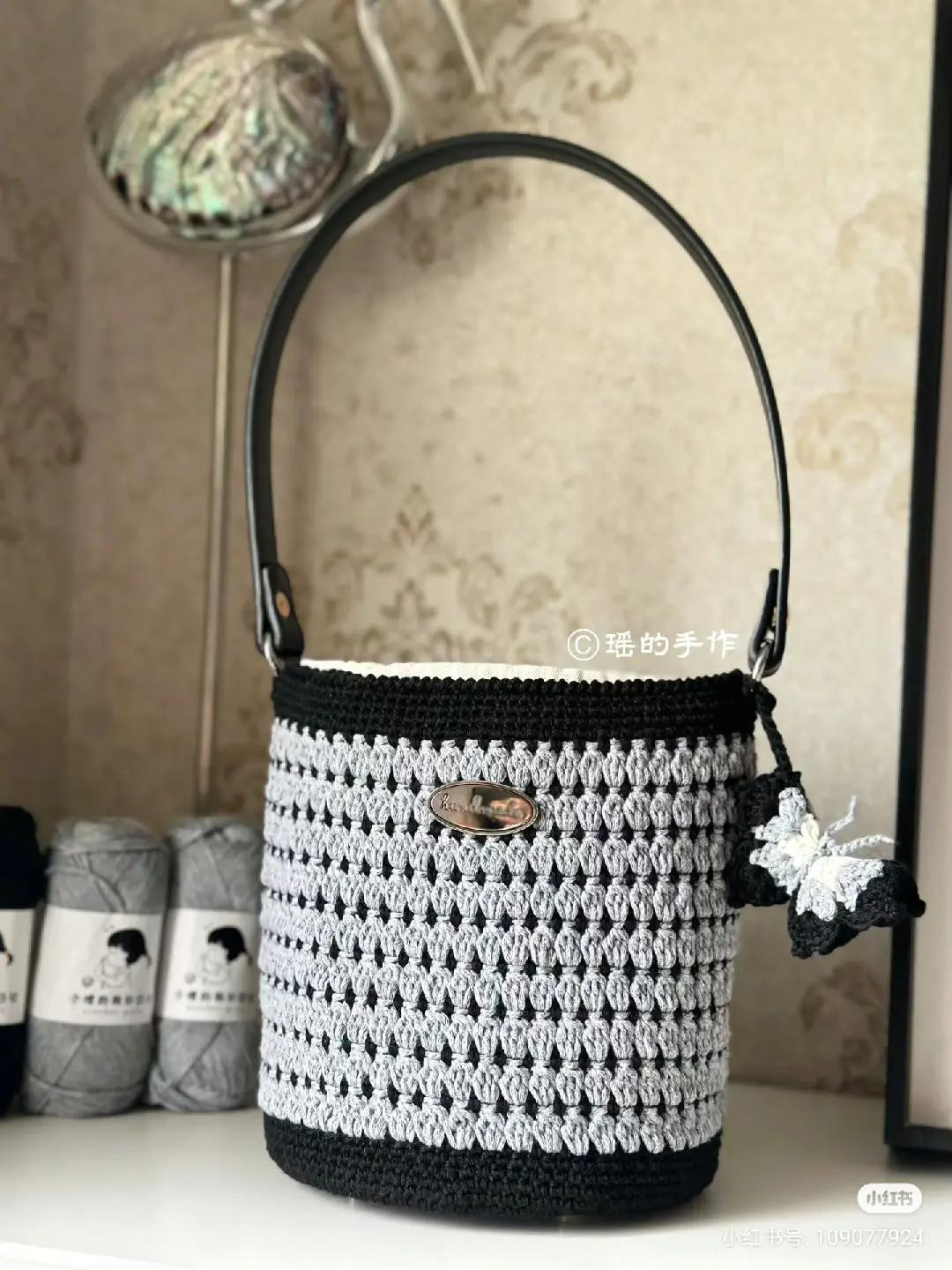 Handmade Crochet Tote Bag with Two-Tone Date Stitch Pattern and Chart