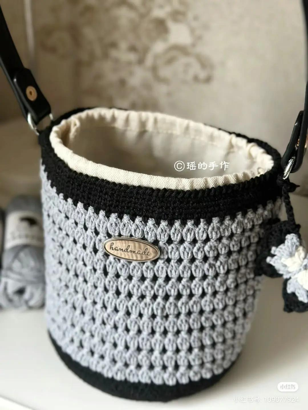 Handmade Crochet Tote Bag with Two-Tone Date Stitch Pattern and Chart