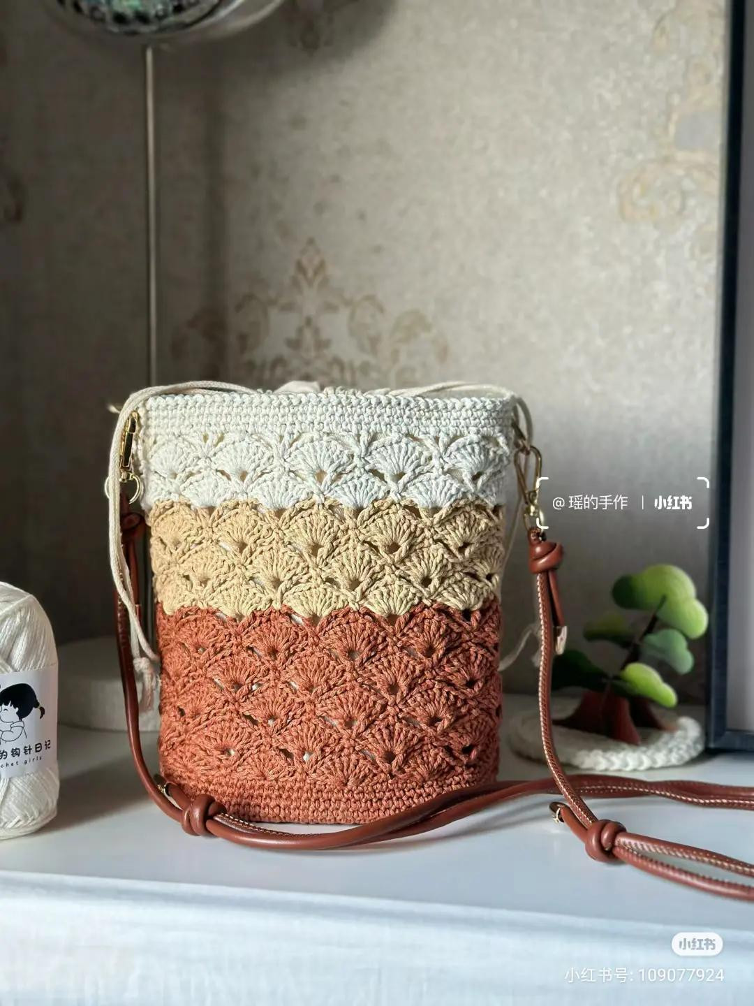 Handmade Crochet Tote Bag with Two-Tone Date Stitch Pattern and Chart